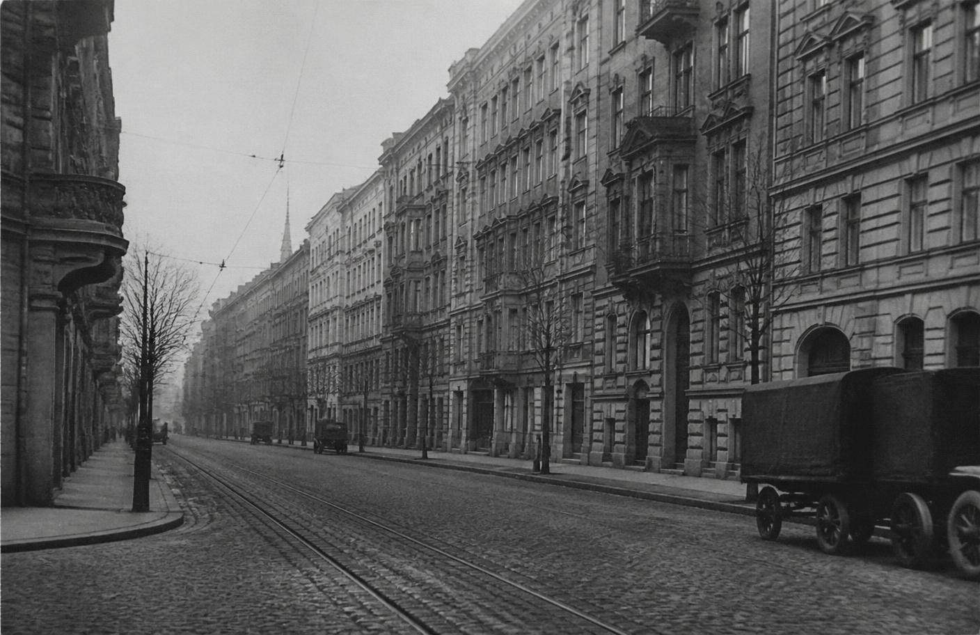 Archiwalna fotografia śródmiejskiej ulicy z lat trzydziestych XX wieku